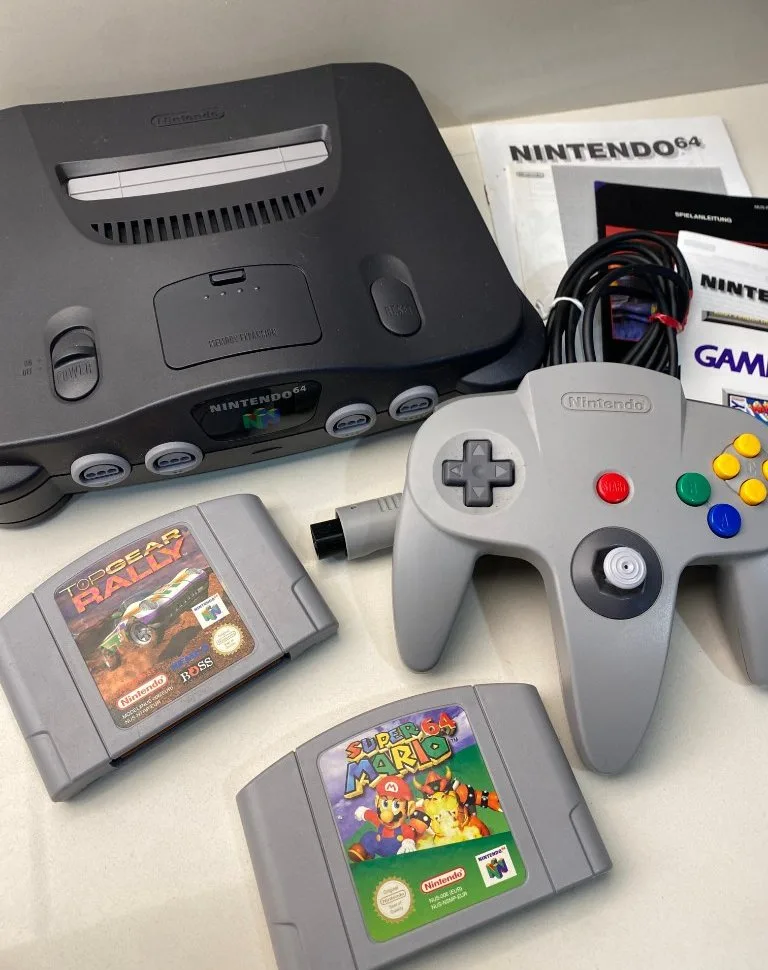 Nintendo 64 com comandos e cartuchos